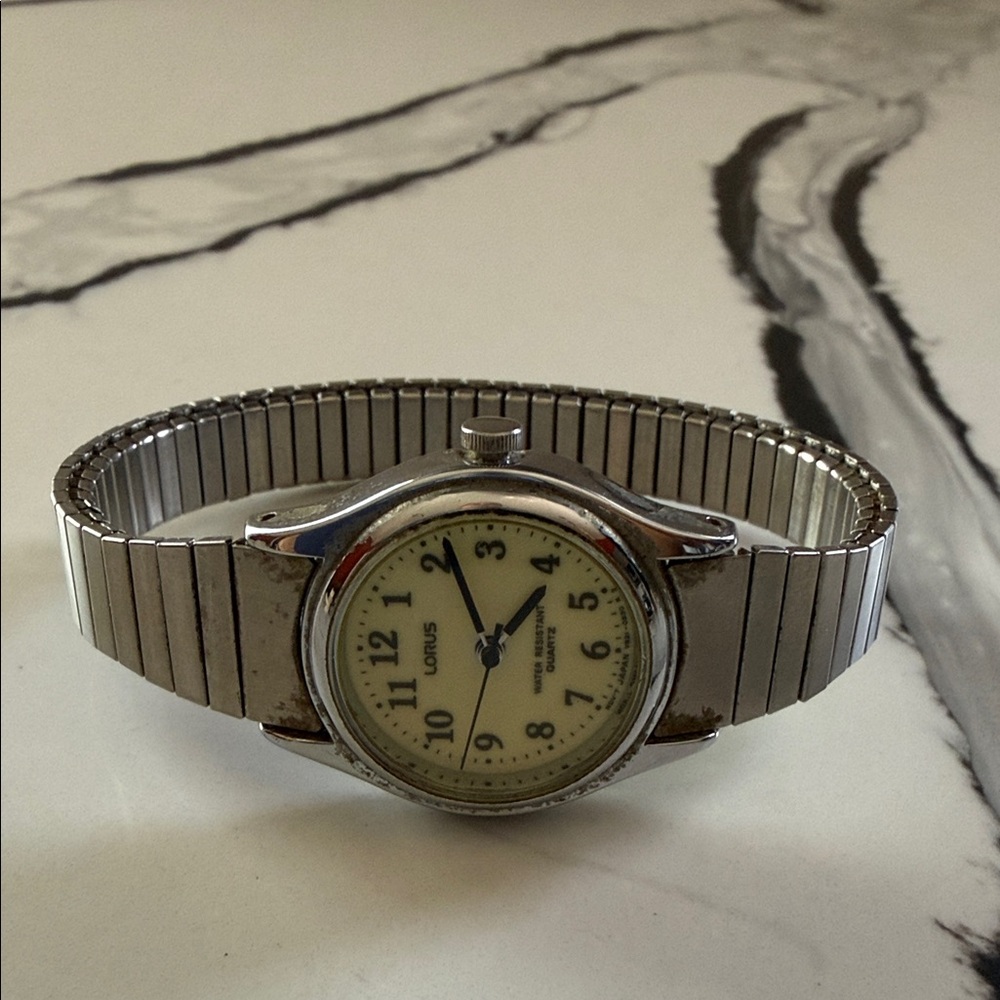 Lorus Silver Stretch-Band Analog Watch in Cream Dial